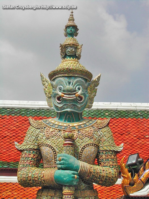Bangkok - Paleis Het koninklijk paleizencomplex bestaat uit verschillende tempels met veel kleuren, franjes en goud en het wordt bewaakt door grote beelden van wachters. Stefan Cruysberghs